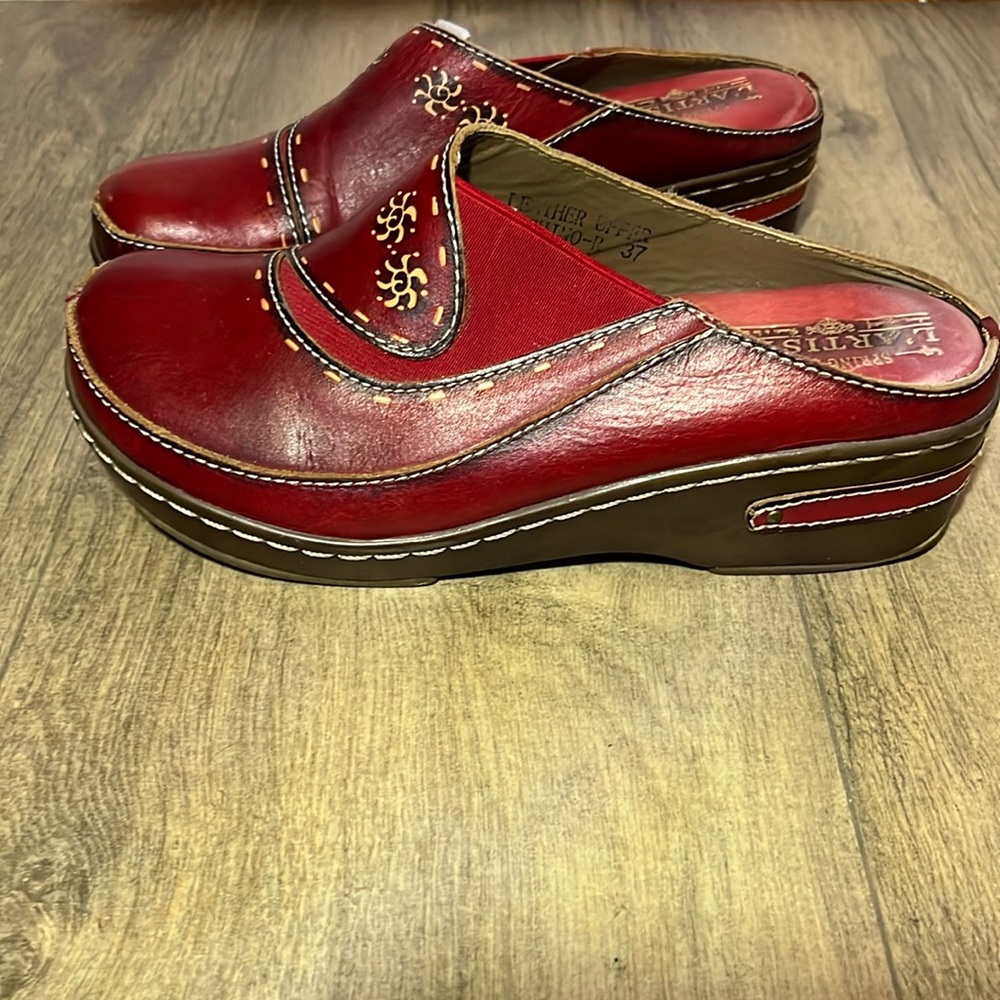 L’ARTISTE spring step women’s red leather clogs sz 37